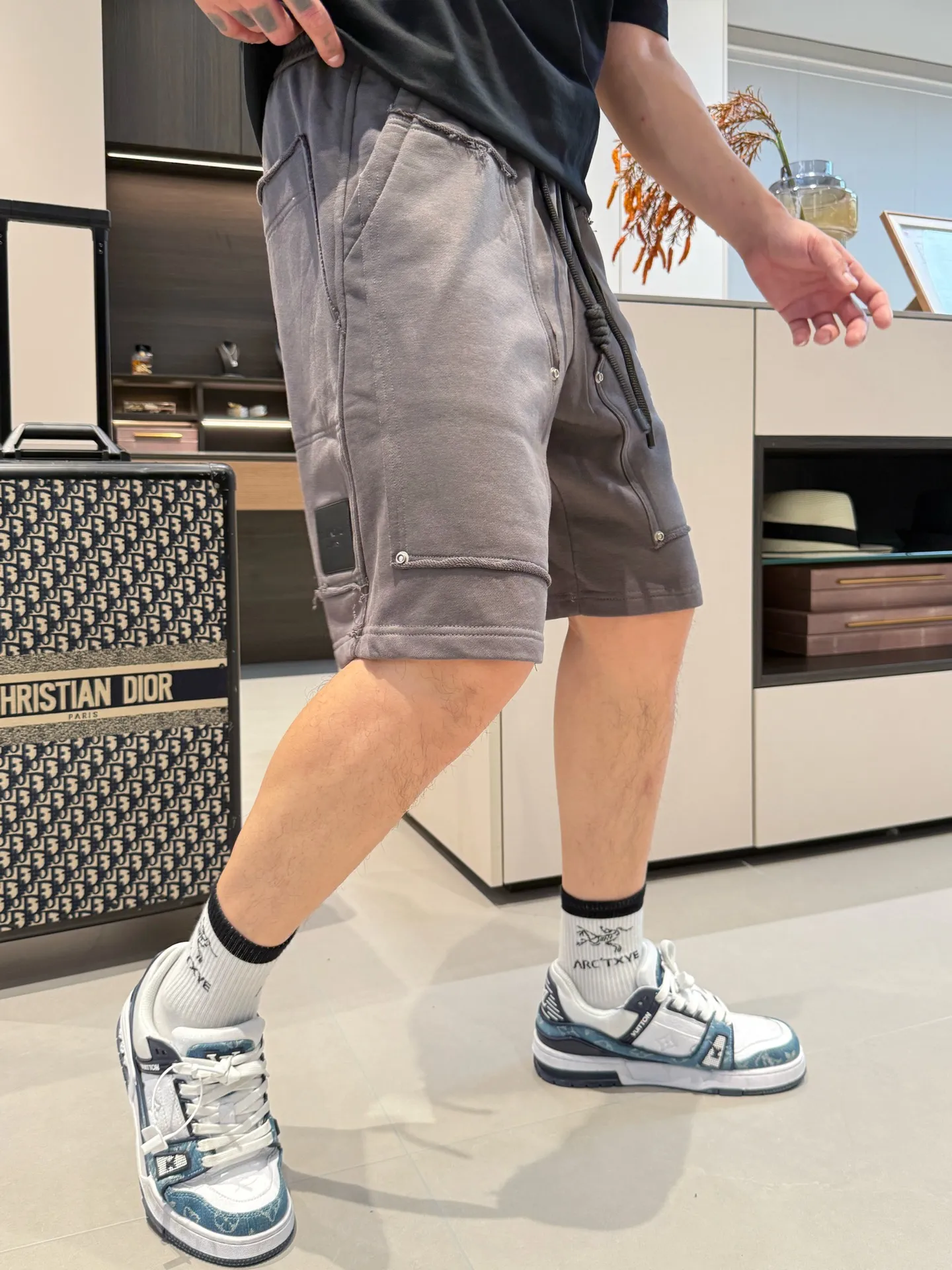 Balenciaga's three-standard complete 2026 summer New Arrival men's casual shorts, advanced custom-made Breathable fabric, Breathable fabric, extremely stretchy and comfortable, impeccable details, top-grade accessories, original logo design concept, delicate and soft feel! The upper body fit is awesome! Size: M-XXXL Please state your height and weight when ordering